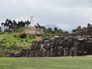 Die Festung Saqsaywamán, im Hintergrund erhebt sich die Statue Cristo Blanco