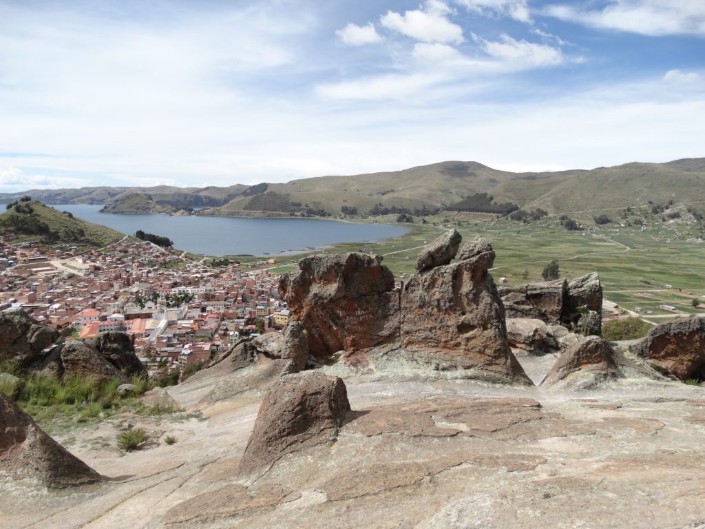 Ausblick vom "Kleinen Kalvarienberg" auf Copacabana und den Titicacasee