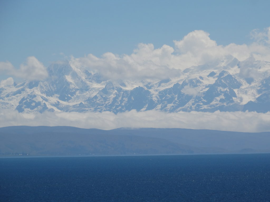 Blick auf die schneebedeckten Gipfel der "Cordillera Real de Bolivia" im Osten 