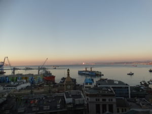 Ausblick vom "Paseo Gervasoni" auf den Hafen von Valparaíso