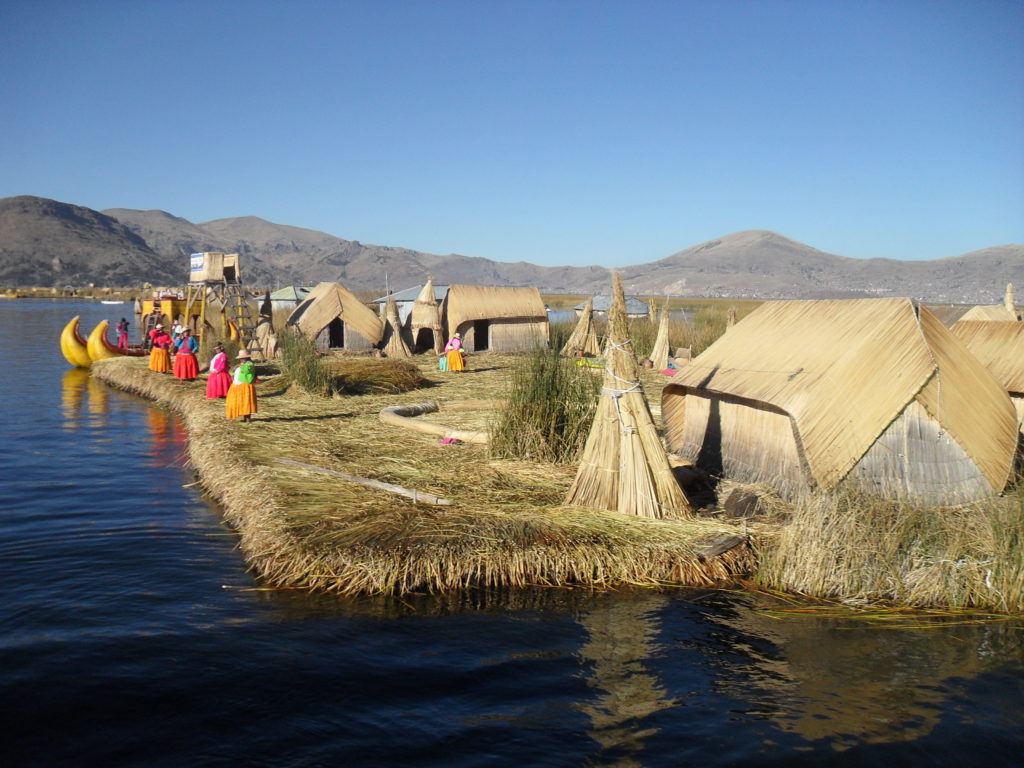 Die Schilfinseln der Uro am Lago Titicaca bei Puno