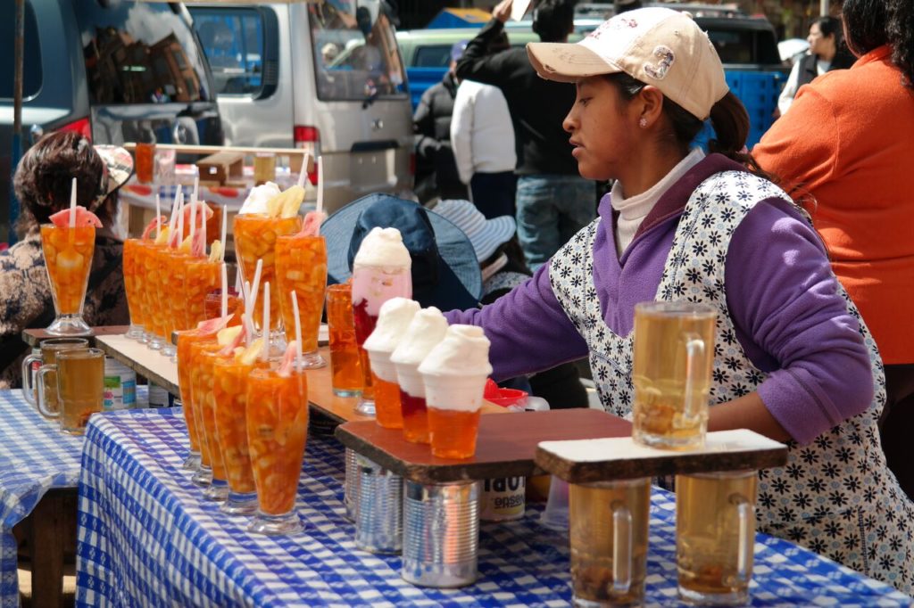 Es kostet nur etwa 30 Cent. Limonade am Freiluftmarkt von El Alto, La Paz