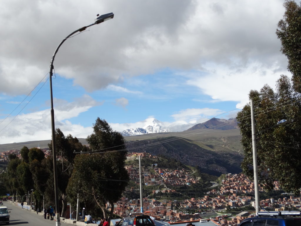 Der Ausblick von El Alto auf La Paz, im Hintergrund erhebt sich der 6.439 m hohe Illimani. 