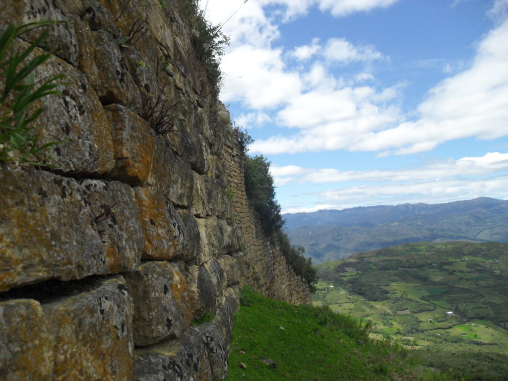 Die Außenmauern der Festung Kuelap