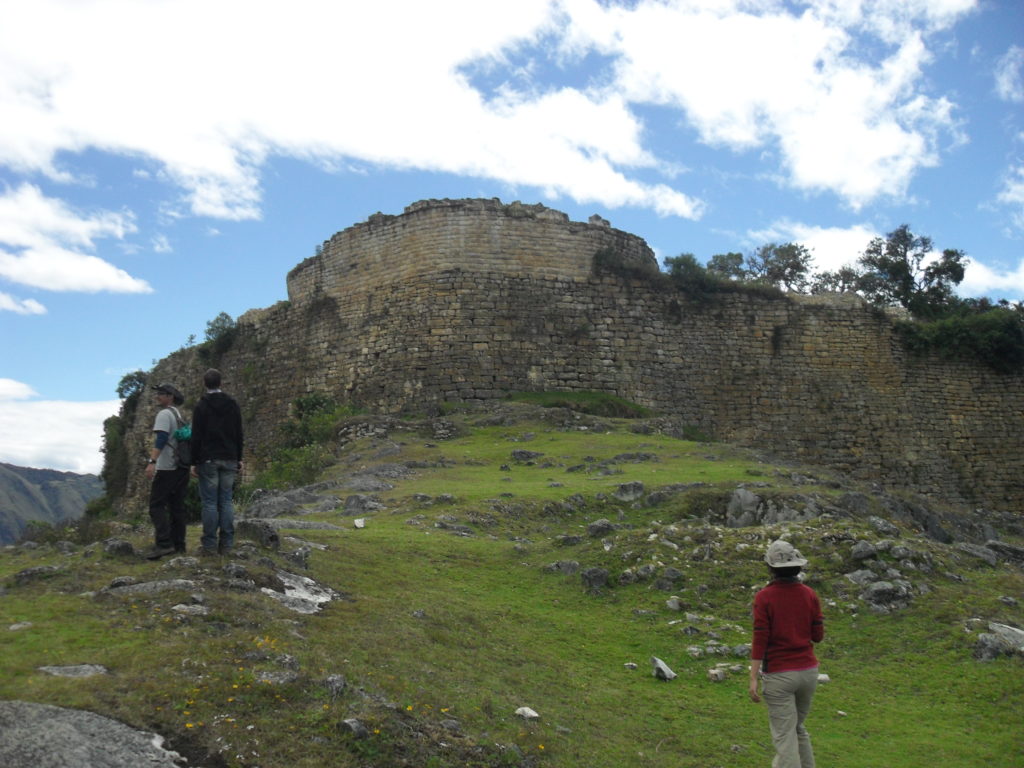 Die Südfront der Festung Kuélap. Die Kalkstein-Mauern sind bis zu 21 m hoch. 