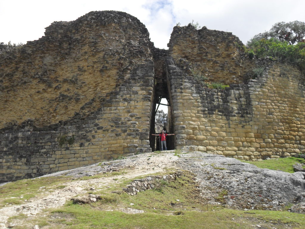 Die Eingänge der Festung Kuélap sind extrem schmal