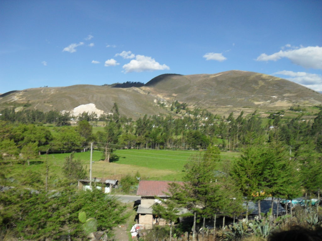 Die Ventanillas de Otuzco liegen inmitten einer hügeligen Landschaft auf 2.850 m Höhe