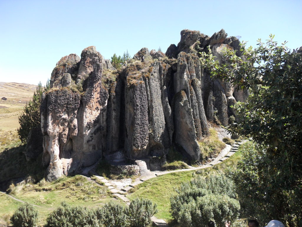 Die Formationen werden auch "Los Frailones" genannt, denn aus der Ferne betrachtet erscheinen sie wie eine Gruppe riesiger Mönche mit Kapuze