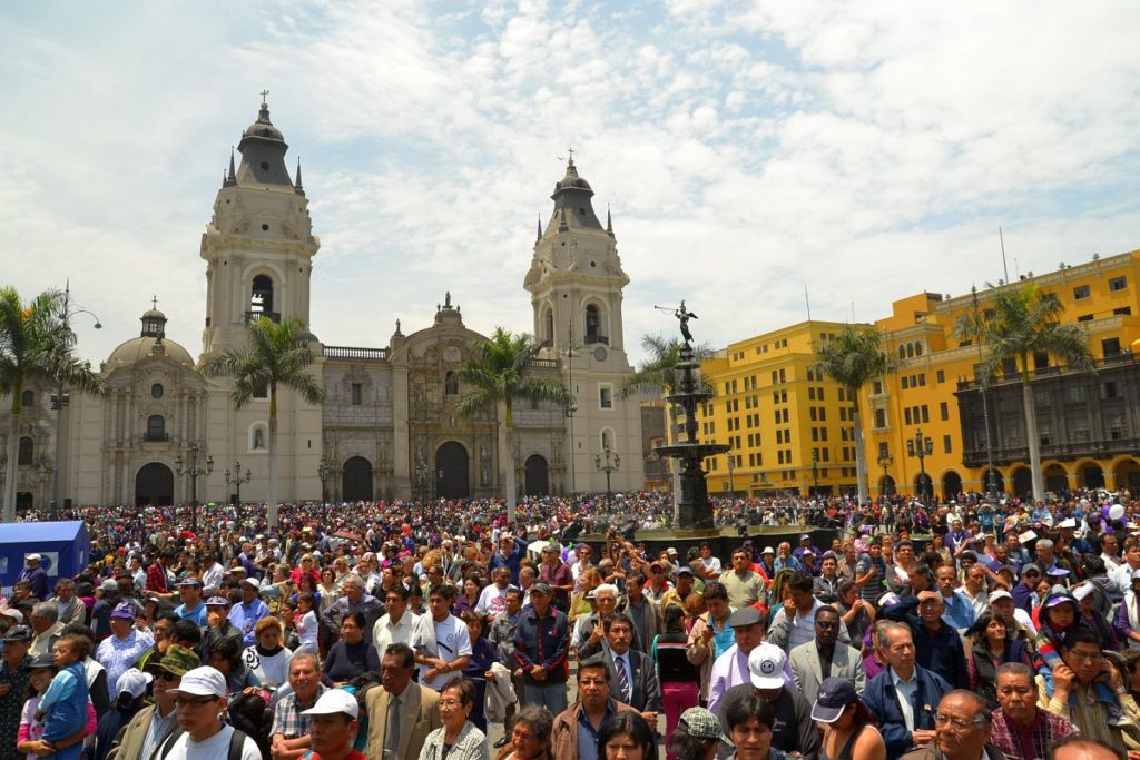 Ein lebhaftes Treiben an der schönen Plaza de Armas von Lima zum Festival Señor de los Milagros 
