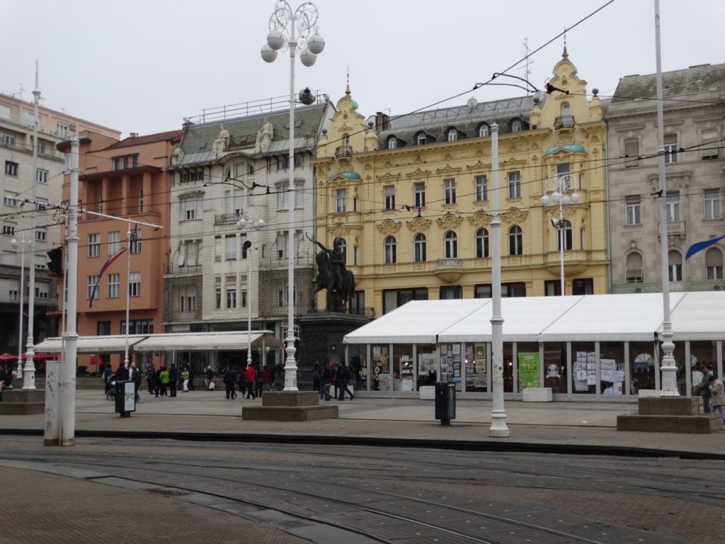 Der Ban-Jelacic-Platz von Zagreb, im Zentrum das Reiterstandbild von Joseph Jelačić von Bužim. 