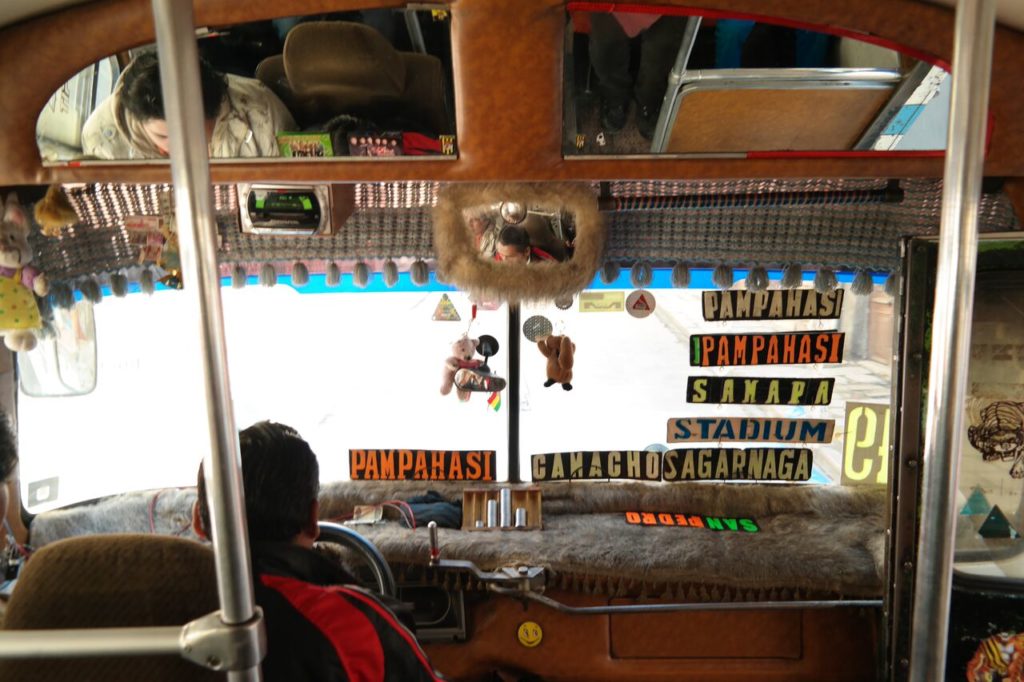 In Südamerika sind die öffentlichen Verkehrsmittel sehr preiswert. Ein Stadtbus in La Paz, Bolivien. Foto von Beo